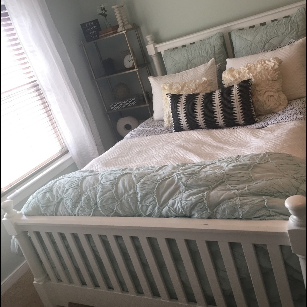 only white quilt and two pillow cases left